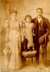 Les grands-parents avec leur fille