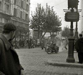 Les premiers sidecars de la Wehrmacht débouchent sur la Canebière par le cours Belsunce