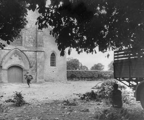 Entrée de l'église, GI,s aux aguets