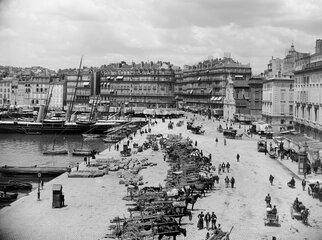 Vieux port, le quai, la rue de la République, l'église Saint-Ferréol les Augustins et la Canebière
