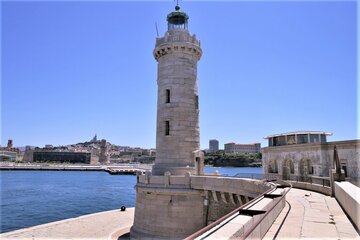 Phare Sainte-Marie vue sur Pharo et entrée du Vieu-Port