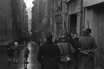 En haut de la rue Négrel, le cinéaste Carpita s'échappe de justesse de la nasse
