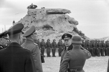 Inspektion Küstenbatterie Rhl 052 MKB 6.625, Cap Couronne durch Admiral Wilhelm Marschall Bild 101I-027-1479-03