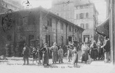 Place Vivaux, les halles vues de la rue de La Loge, au fond à droite, la rue de Bourgogne