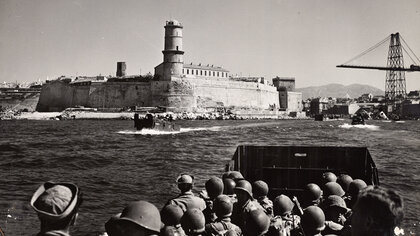 Tour du fanal, Into Marseilles Under Silent Guns of Port Saint-Jean